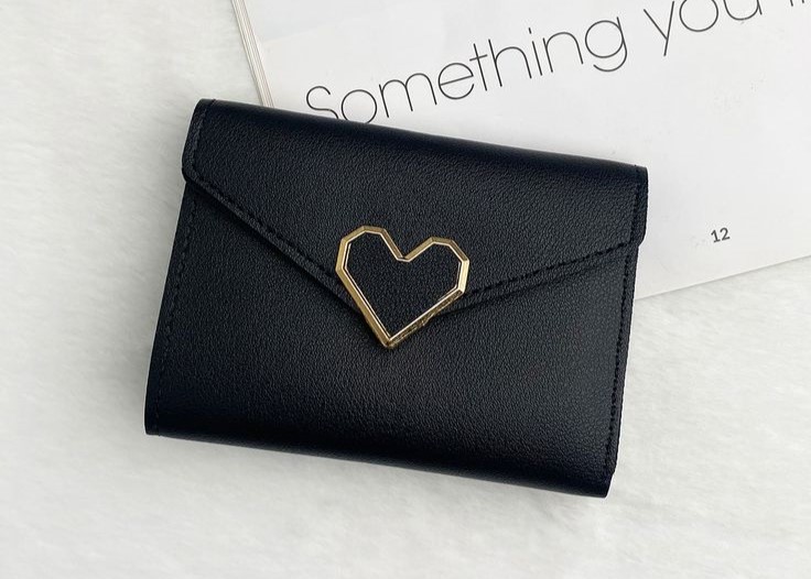8 Essential Things Every Woman Must Keep in Her Bag