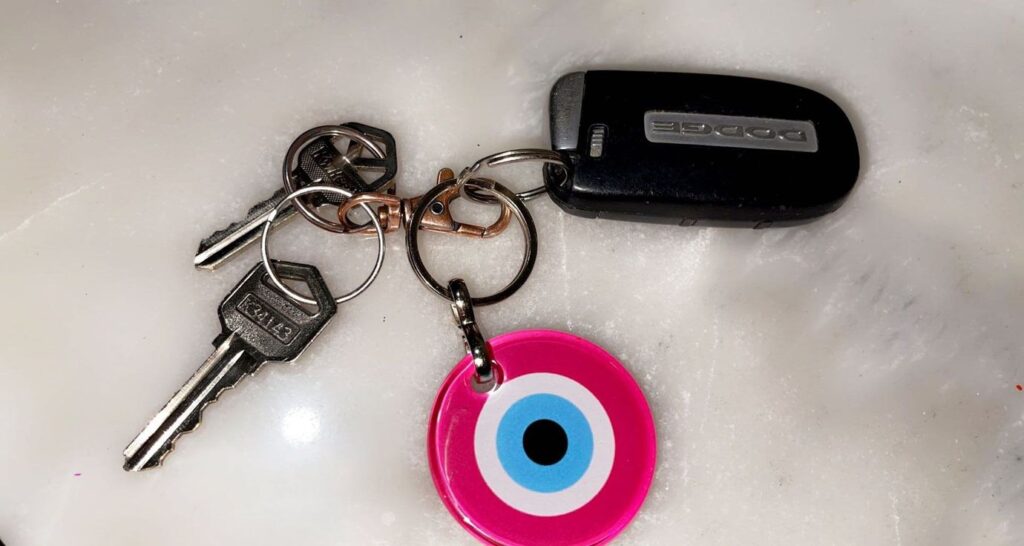 8 Essential Things Every Woman Must Keep in Her Bag