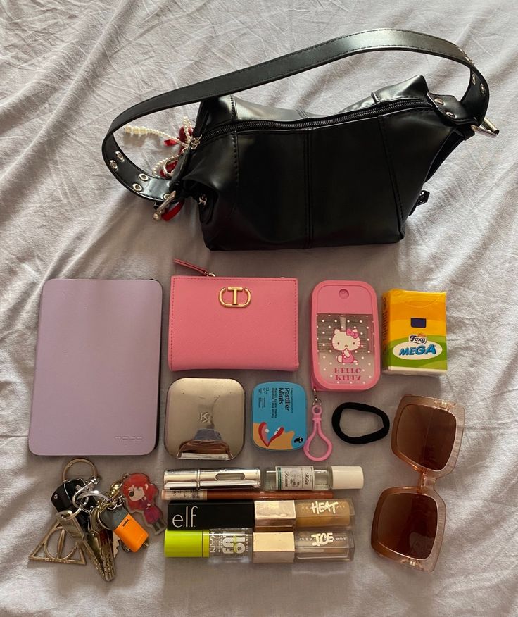 8 Essential Things Every Woman Must Keep in Her Bag